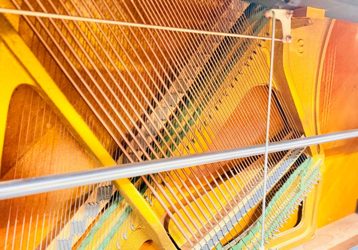 Yamaha U2 Klavier mit Automatik Humidifier