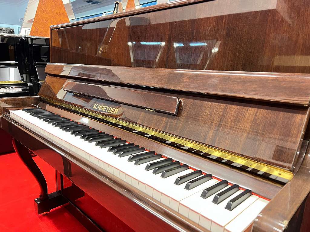Schneyder 117C Klavier