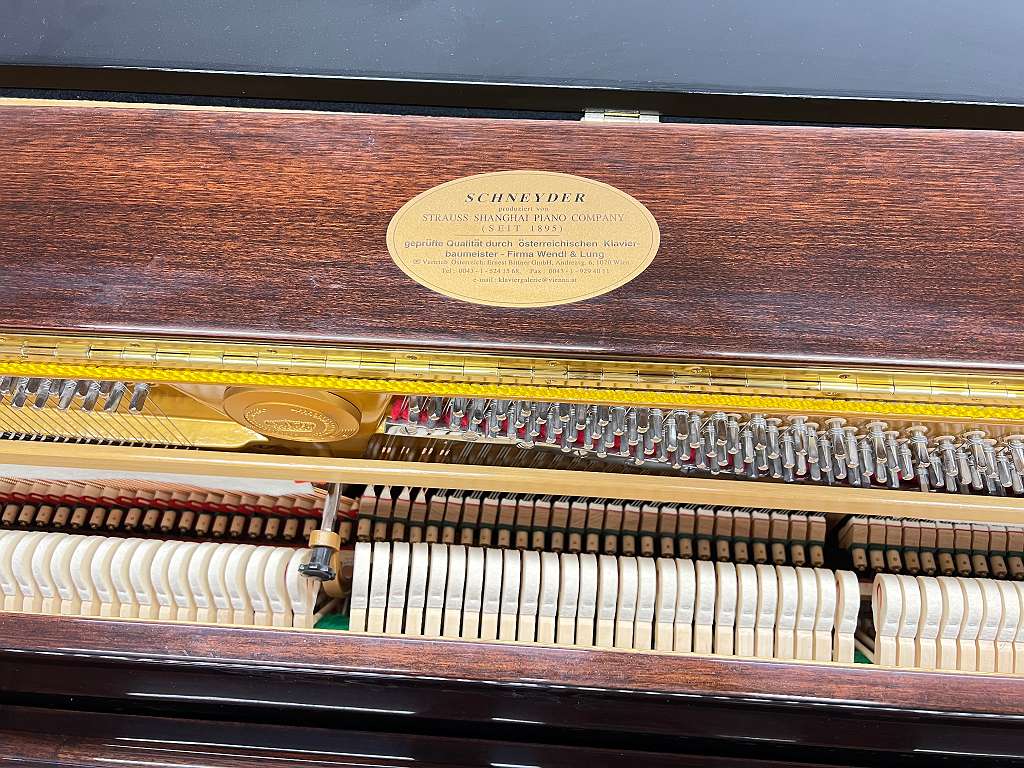 Schneyder 117C Klavier